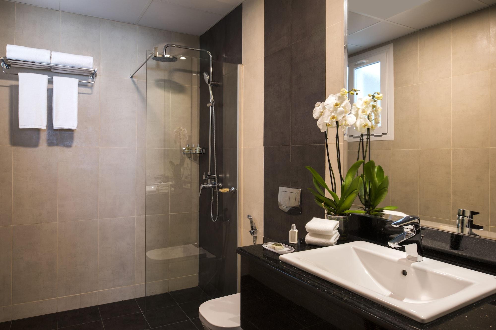 Fraser Suites Maszkat Kültér fotó A shower enclosure