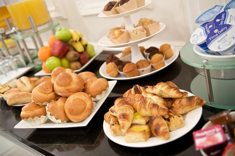 Fraser Suites Maszkat Kültér fotó A selection of pastries and fruit