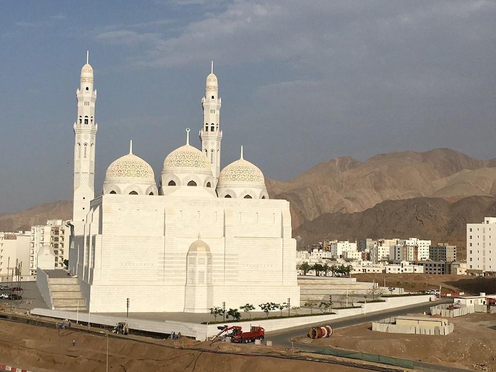 Fraser Suites Maszkat Kültér fotó The Quba Mosque