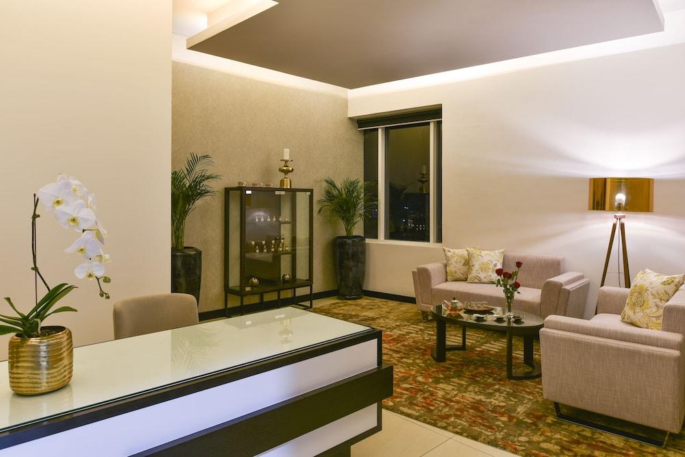 Fraser Suites Maszkat Kültér fotó The interior of a suite at the Ritz-Carlton, Dubai