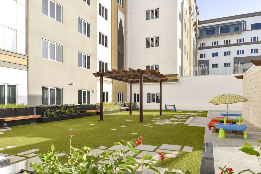 Fraser Suites Maszkat Kültér fotó The courtyard of the school