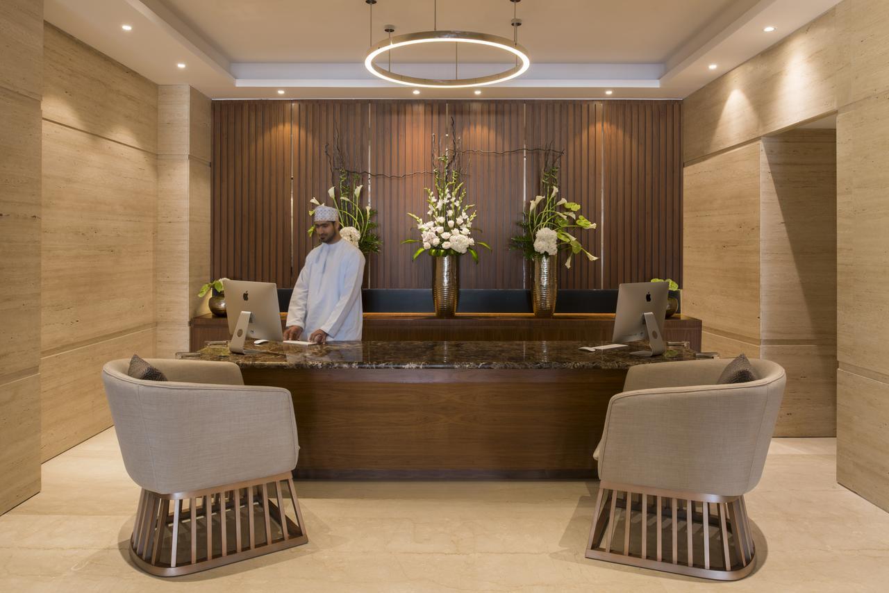 Fraser Suites Maszkat Kültér fotó Concierge at Jumeirah Emirates Towers Hotel, Dubai