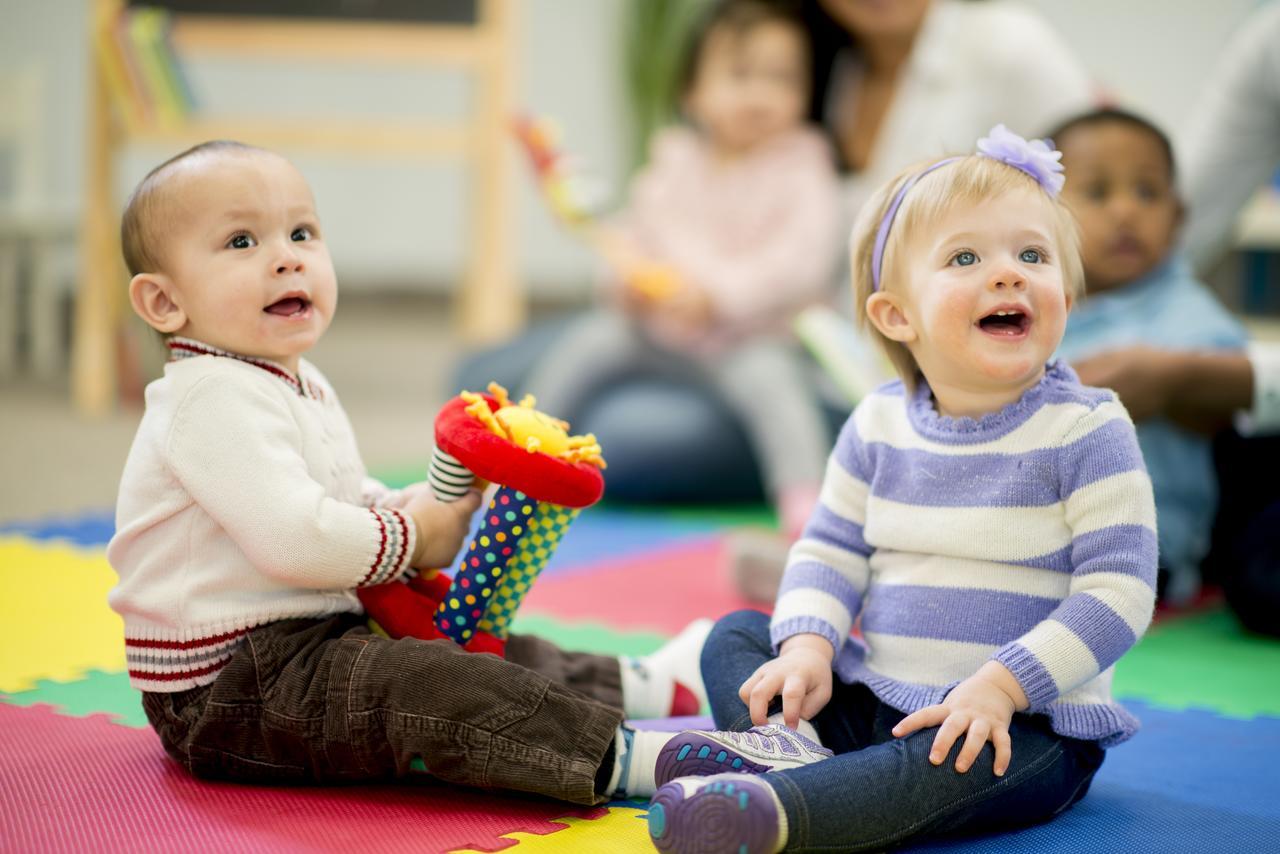 Fraser Suites Maszkat Kültér fotó Infants in a daycare