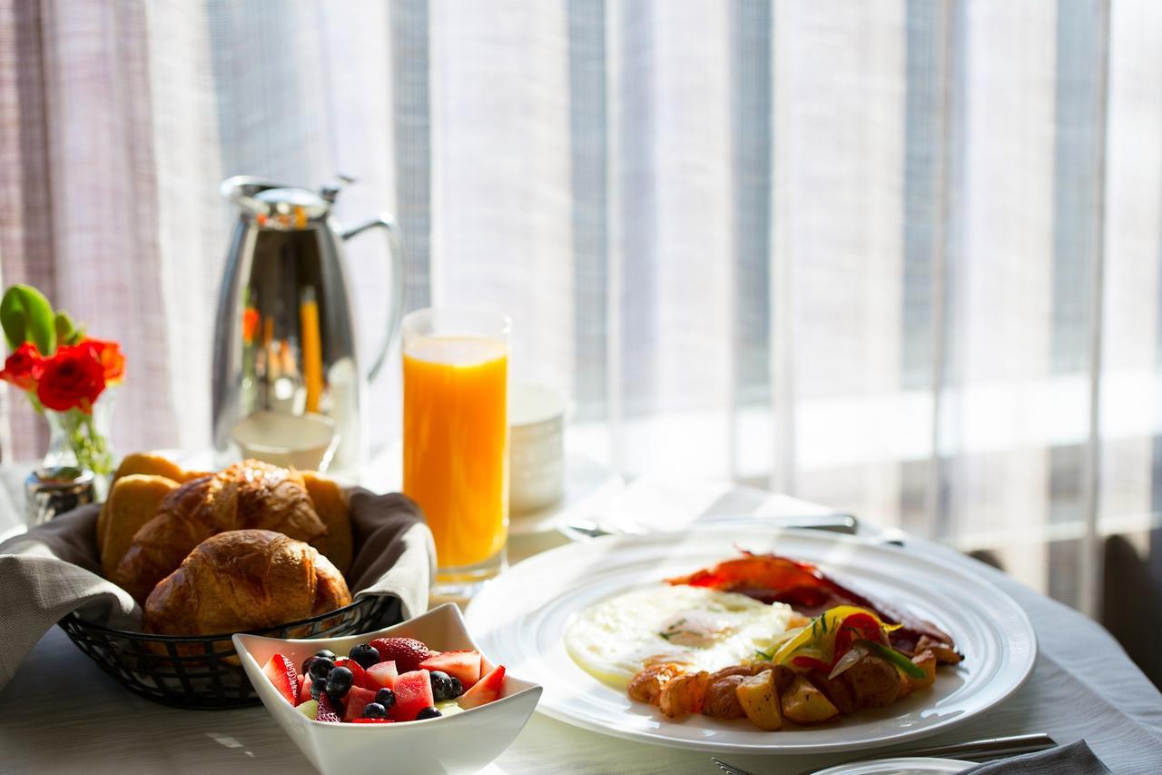 Fraser Suites Maszkat Kültér fotó A breakfast at a hotel