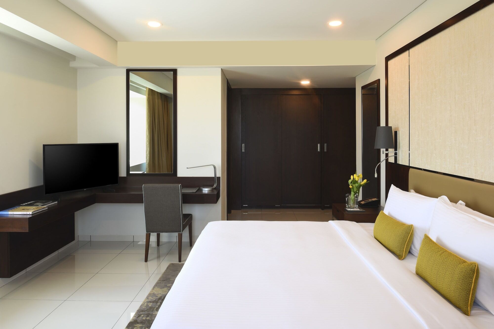 Fraser Suites Maszkat Kültér fotó A bedroom at the hotel
