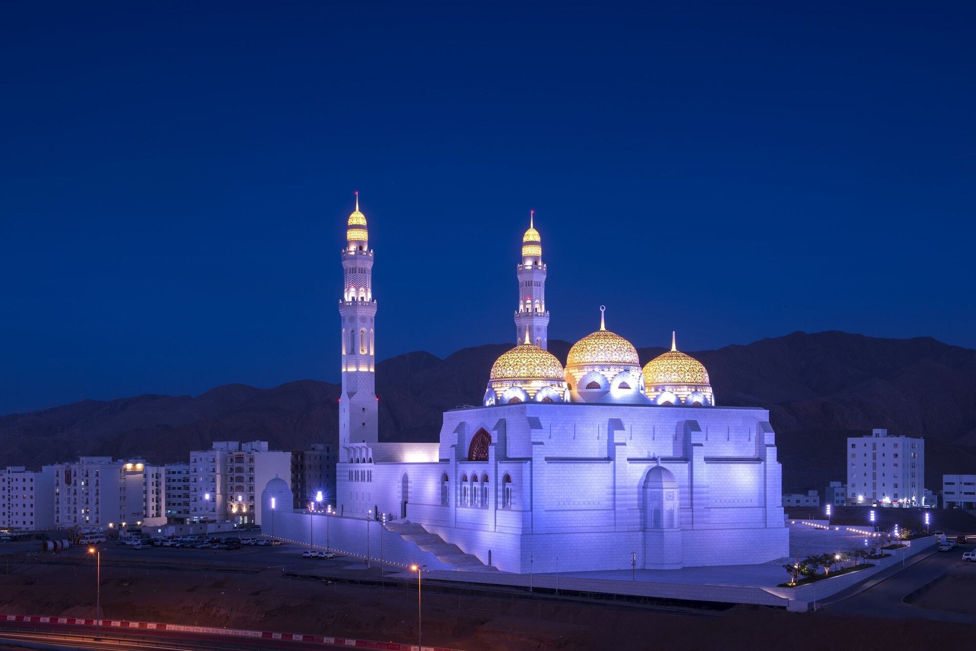 Fraser Suites Maszkat Kültér fotó The Qasr Al Bireh Mosque at night