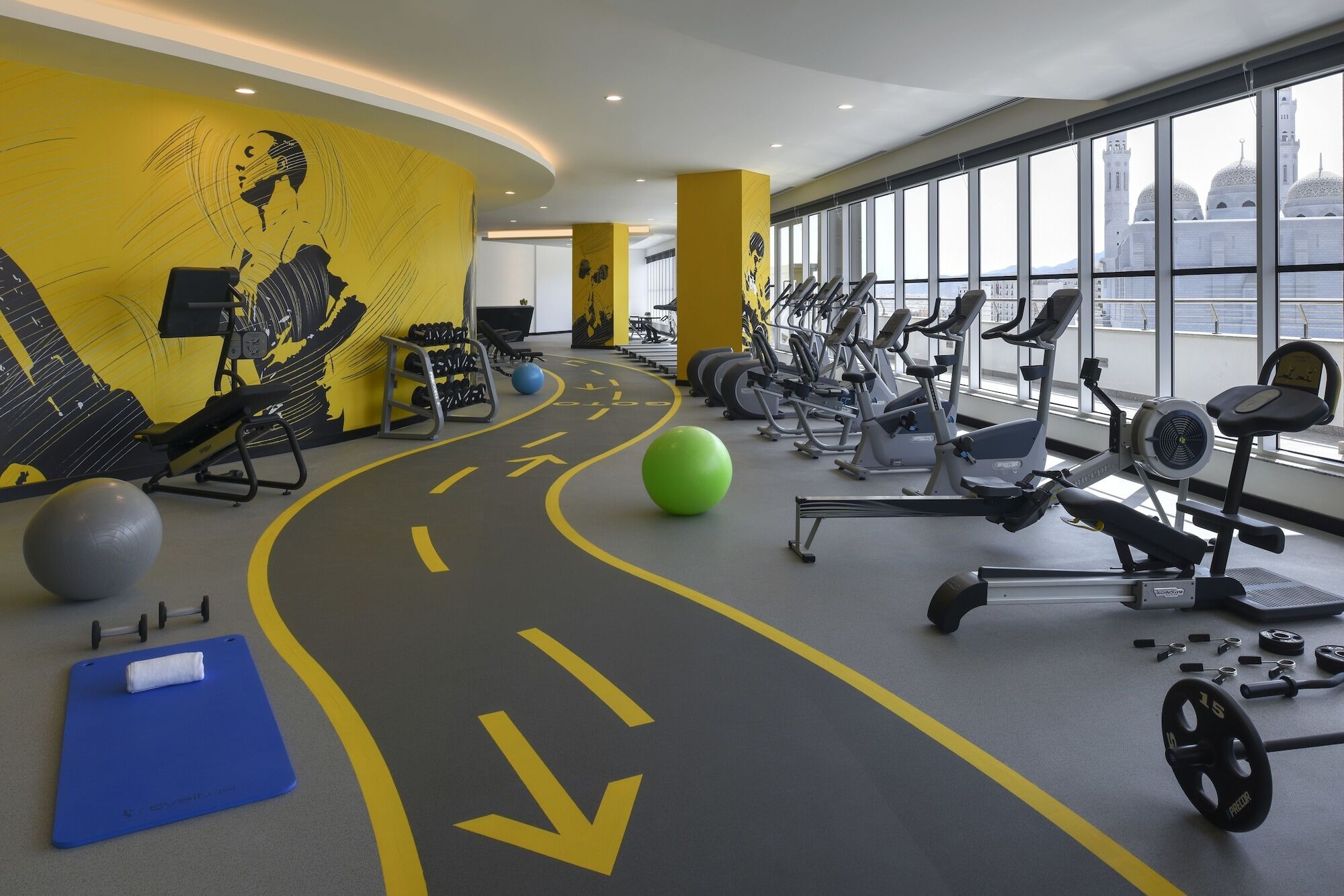 Fraser Suites Maszkat Kültér fotó The gym at the hotel