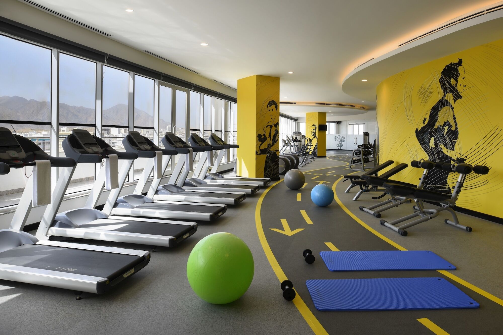 Fraser Suites Maszkat Kültér fotó The gym at the hotel