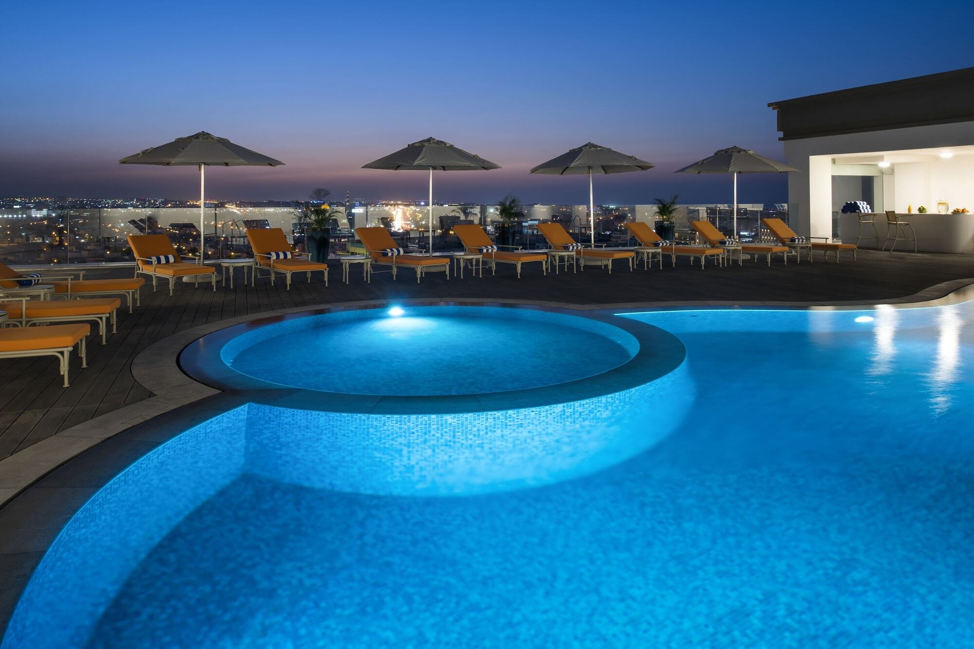 Fraser Suites Maszkat Kültér fotó Rooftop pool at the Hilton Athens