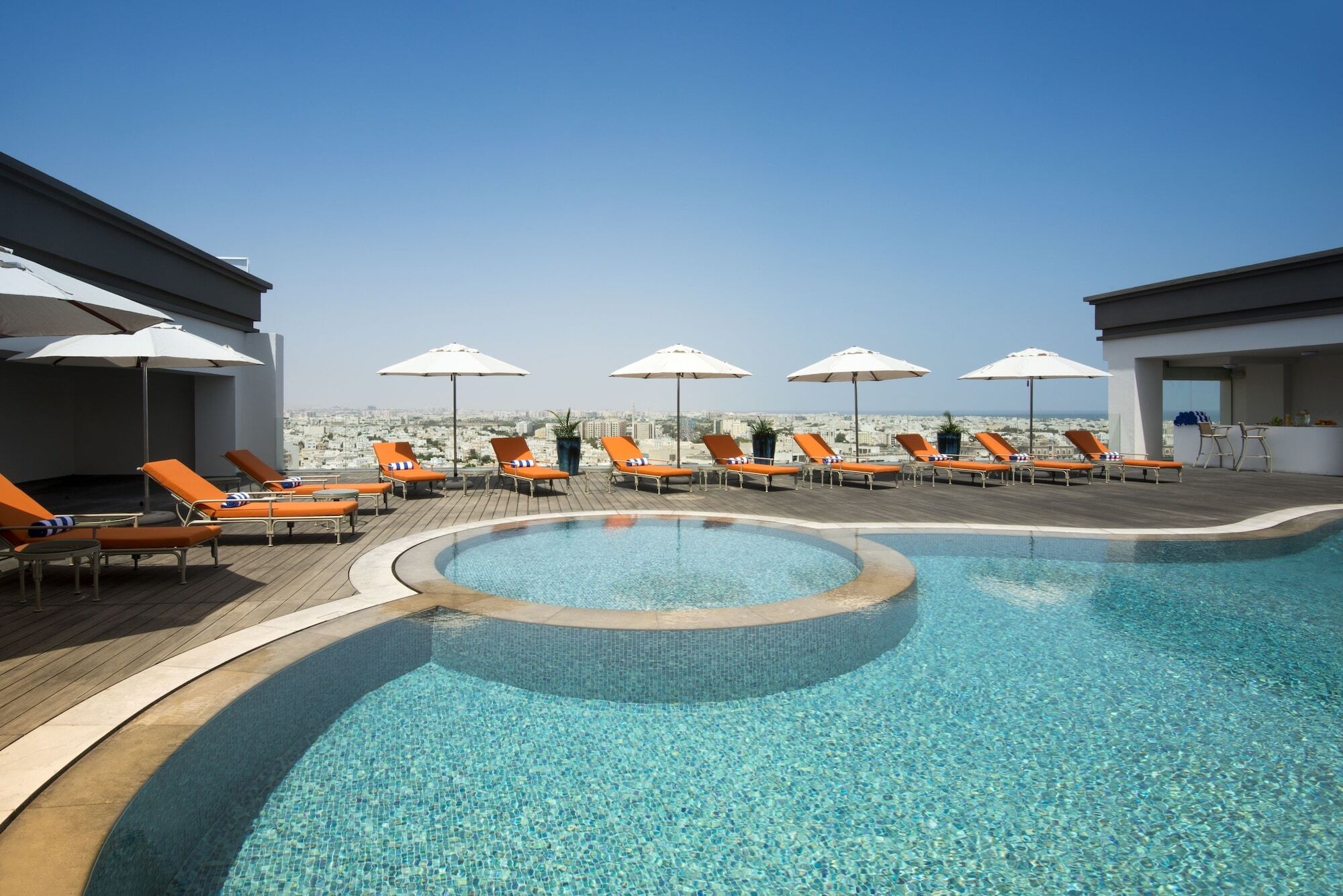 Fraser Suites Maszkat Kültér fotó The pool at the hotel